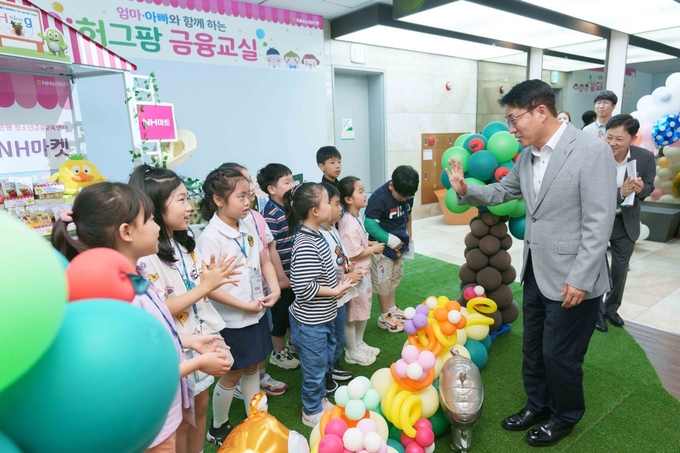 이석용 은행장이 24일 열린 임직원 자녀초청 금융교육에 참석해 임직원 자녀들과 만나 반갑게 인사하고 있다. (사진=NH농협은행 제공)