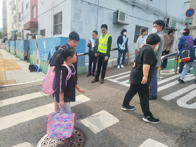 지난 24일 김정헌 구청장이 송월초등학교 후문 앞 어린이보호구역 통학로에서 교통안전 캠페인을 진행하는 모습. ( 사진 = 중구 제공 )