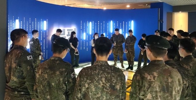 25일 오전 군장병들이 부평역사박물관에서 해설사의 설명을 듣고 있다. ( 사진 = 부평구 제공 )
