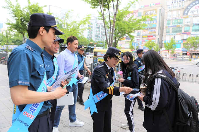 안양동안경찰서의 마약범죄 예방 합동 캠페인 모습.(사진=안양동안경찰서 제공)
