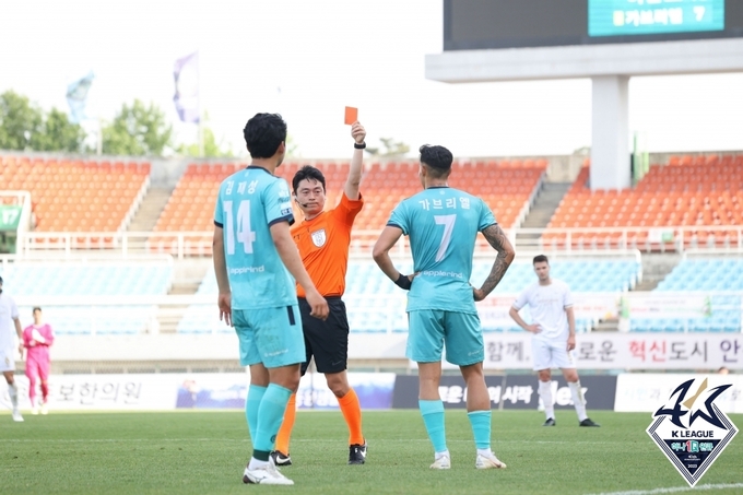지난 20일 안산 와스타디움에서 열린 하나원큐 K리그2 2023 14라운드 성남FC와 안산 그리너스FC의 경기에서 성남이 1-0으로 앞선 전반 45분쯤 안산 가브리엘이 퇴장당하고 있다. (사진=한국프로축구연맹 제공)