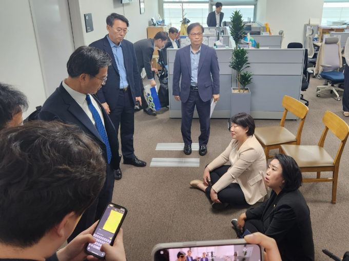 곽미숙 경기도의회 국민의힘 대표의원(고양6)와 지미연 수석대변인(용인6)이 25일 오전 도지사실을 방문해 김동연 지사에게 올해 본예산 반영 예산의 신속 집행을 촉구하고 있다. (사진=이유림 기자)