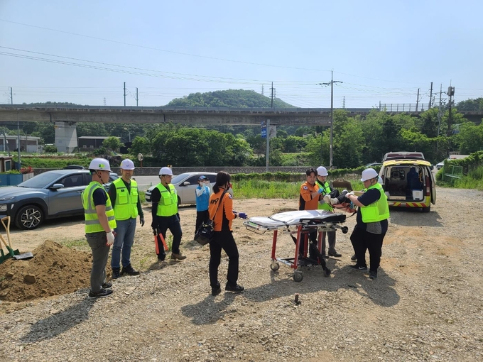 24일 경찰, 소방 관계자 등이 '2023년 저수지 붕괴 대비 합동 비상대처 훈련'을 실시하고 있다. (사진=한국농어촌공사 제공)