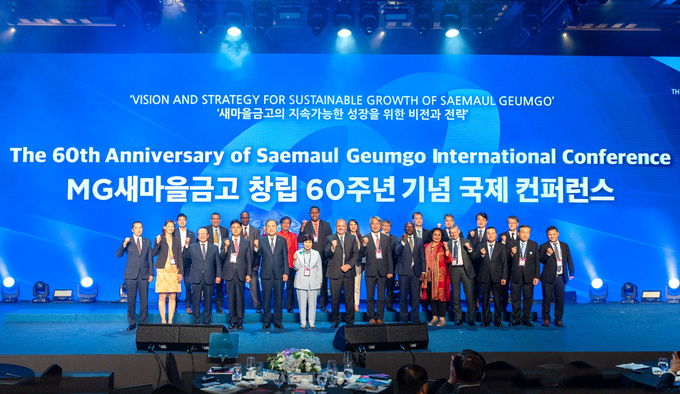 박차훈 새마을금고중앙회장과 6개국 주요 인사들이 지난 24일 ‘세계 새마을금고의 날’을 선포하고 있다. (사진=새마을금고중앙회 제공)