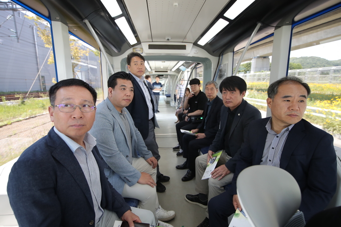 화성시의회 도시건설위원회 위원들이 한국철도기술연구원이 운영하는 오송기지를 방문하고 무가선 트램을 시승하고 있다(사진제공/ 화성시의회) 