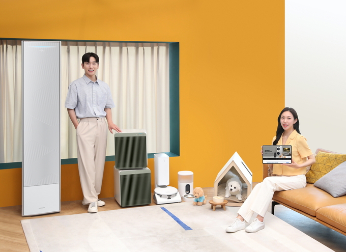삼성전자 모델이 삼성스토어 청담점에서 삼성닷컴에 새롭게 오픈한 ‘펫 케어 스토어’와 ‘펫 피더’ 제품을 소개하고 있다. (사진=삼성전자)