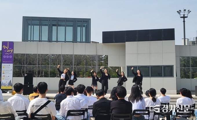 남양주시 금곡동 이석영 광장이 시민들에게 다양한 문화예술을 선사하는 문화의 산실로 자리매김하고 있다. 지난 26일엔 5월 광장 예술 무대 ‘뮤지컬 세계를 위한 노래’를 공연했다.(사진=남양주시 제공)