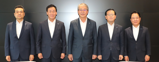 (왼쪽부터) 강신국 기업투자금융부문장, 박완식 우리카드 대표, 임종룡 우리금융 회장, 조병규 최종 우리은행장 후보자, 이석태 국내영업부문장이 지난 26일 간담회에서 기념촬영을 하고 있다. (사진=우리금융그룹 제공)