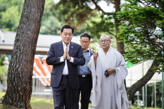 26일 수원 반야사에서 이재준(왼쪽) 수원시장이 반야사 주지 성관 스님과 이야기를 나누고 있다. (사진=수원시 제공)