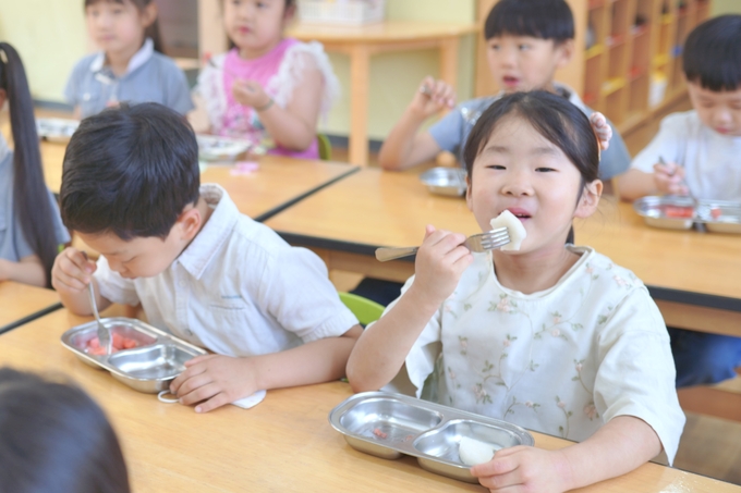 지난 25일 경기도 수원시 장안구 소재 새밀알어린이집에서 어린이들이 경기도어린이 건강과일 간식을 먹고 있다. (사진=농협중앙회 경기지역본부 제공)
