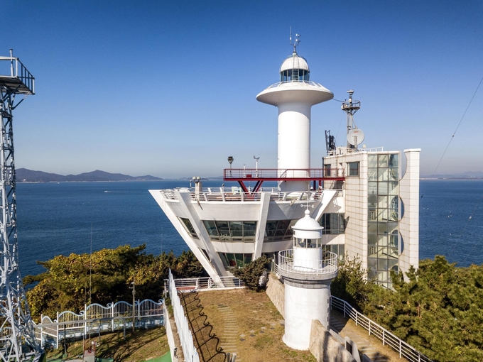 팔미도등대 전경. ( 사진 = 해양수산부 제공 )