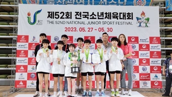 30일 울산광역시 문수체육관에서 열린 ‘제52회 전국소년체육대회’ 마지막 날 배드민턴 여자 13세 이하부 단체전에서 우승한 경기도 선수단이 기념사진을 찍고 있다. (사진=진말초등학교 제공)