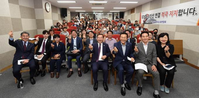 30일 유정복 인천시장이 인천시교육청평생학습관에서 열린 '2023년 제3회 찾아가는 열린 시장실'에서 참석자들과 기념촬영을 하고 있다. ( 사진 = 인천시 제공 )