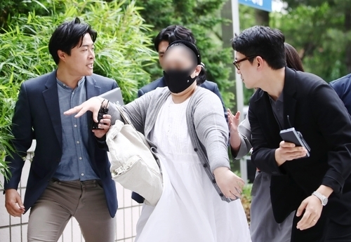30일 오후 상품권을 싸게 팔겠다고 회원들을 속여 수백억 원을 가로챈 맘카페 운영자가 피의자 심문을 받기 위해 인천지법에 들어서고 있다. ( 사진 = 연합뉴스 제공 )