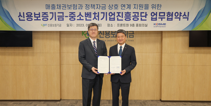 최원목 신용보증기금 이사장(왼쪽)과 김학도 중소벤처기업진흥공단이 마포 '프론트원'에서 열린 '매출채권보험과 정책자금 상호 연계지원을 위한 업무협약'에 참석해 기념촬영을 하고 있다. (사진=신용보증기금 제공)