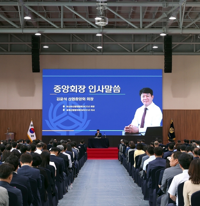 신협중앙회 김윤식 회장이 ‘2023년 상반기 실무책임자소통회의’ 시작에 앞서 참석자들에게 인사말을 전하고 있다. (사진=신협중앙회 제공)