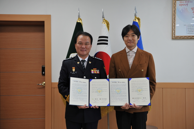  30일 수원서부경찰서가 수원시 커피 프랜차이즈 ‘뜰커피’와 마약 범죄 근절 홍보 협약에 나섰다. (사진=수원서부경찰서 제공)