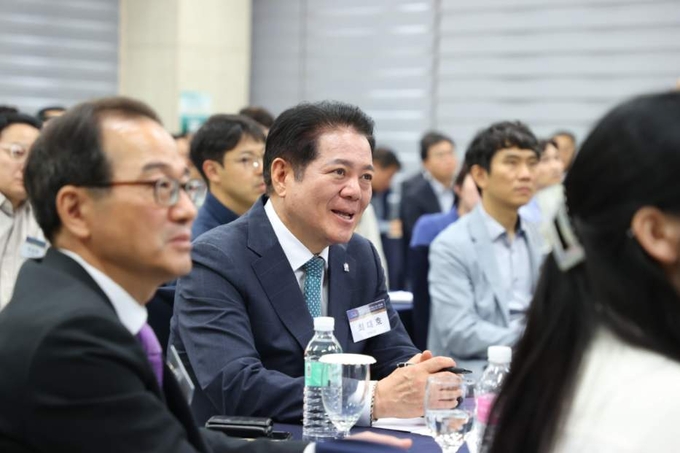 최대호 안양시장이 '안양시 유망기업 조찬 간담회'에 참석해 강연을 듣고 있다. (사진=안양시청 제공)