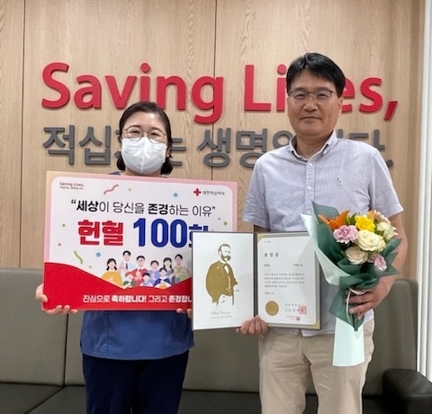 김포도시관리공사 기획평가팀 김영수 팀장이 헌혈 100회를 기록, 헌혈 유공 명예장을 수상 기념사진을 찍고 있다. (사진=김포도시관리공사 제공)