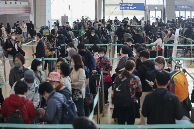 인천국제공항 제1여객터미널 출국장이 탑승수속을 기다리는 승객들로 붐비고 있다. (사진=연합뉴스 제공)