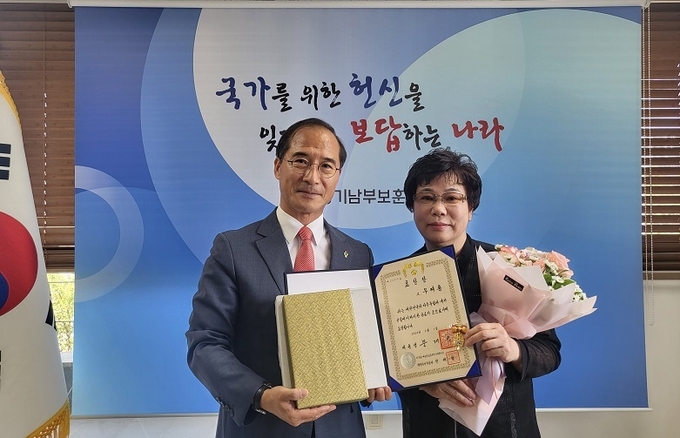 31일 국가보훈처 경기남부보훈지청에서 열린 전수식에서 한국성(왼쪽) 경기남부보훈지청장과 고 우제홍 지사의 후손 우희숙 씨가 기념 촬영을 하고 있다. (사진=국가보훈처 경기남부보훈지청 제공)