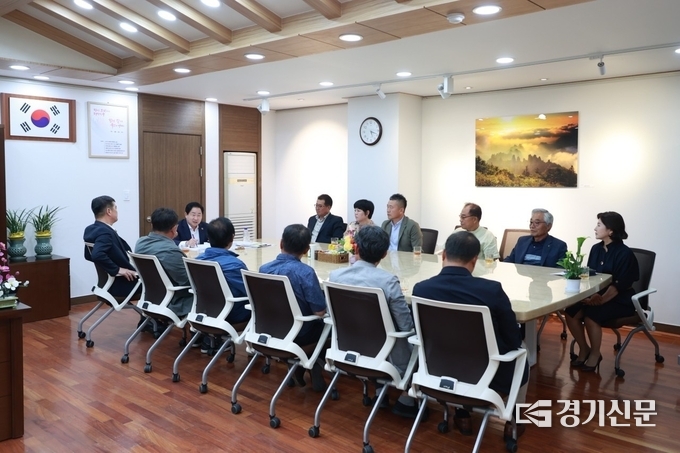 남양주시 와부읍 국지도 86호선 확장추진위원회원들이 26일 국가지원지방도 86호선 와부구간 8.68km(와부읍 월문사거리~화도읍 차산리)의 확장 추진을 요구하는 건의서와 주민 10966명이 서명한 연명부를 주광덕 남양주시장에게 전달하고 있다.(사진=남양주시 제공)