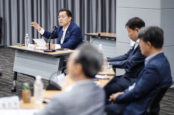 31일 수원시청에서 열린 간담회에서 이재준(왼쪽) 수원시장이 보건분야 민관협력 방안을 논의하고 있다. (사진=수원시 제공)