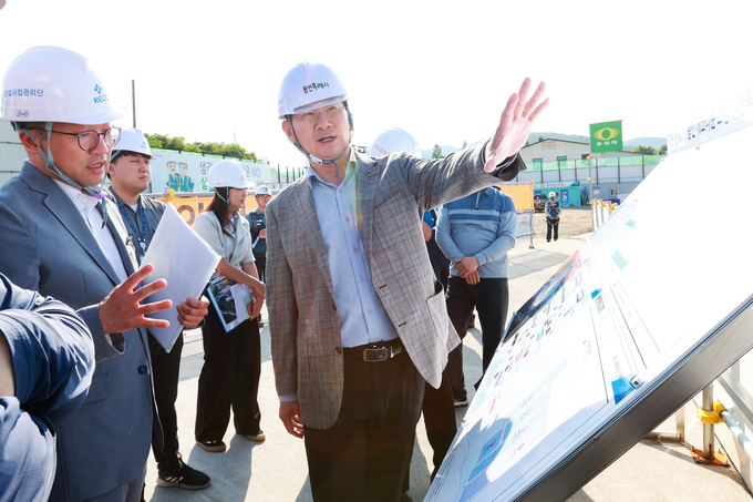 이상일 용인특례시장이 지난달 31일 용인 에코타운 현장에서 이야기를 듣고 있다. (사진=용인시 제공)