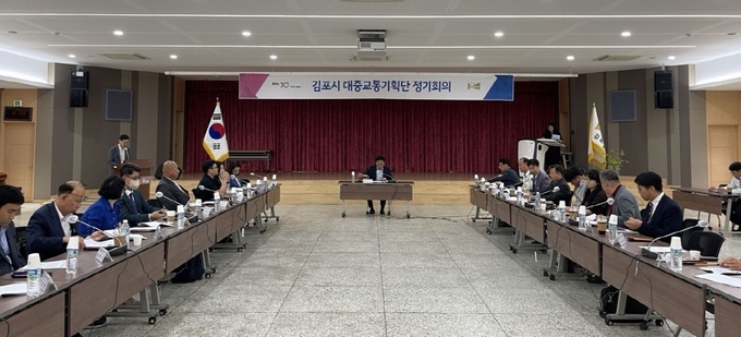 시민단체 및 시민, 운수업체 관계자 등과 함께한 김포시 ‘2023년 김포시 대중교통기획단 모습 . (이하 기획단 첫 정기회의를 개초하고 있다. (사진=김포시 제공)