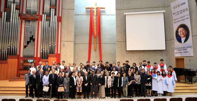 이우정 선생 탄생 100주년 기념 및 21주기 추모예배’ 후 참석자들이 단체 사진을 찍고 있다.(사진=한신대학교 제공)