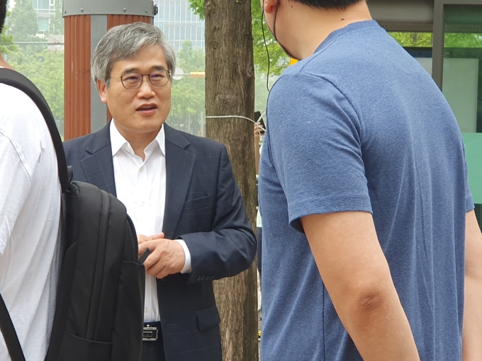 지난달 김진용 인천경제자유구역청장이 송도국제도시 버스정류장을 찾아 시민들과 대화를 하고 있다. ( 사진 = 인천경제청 제공 )