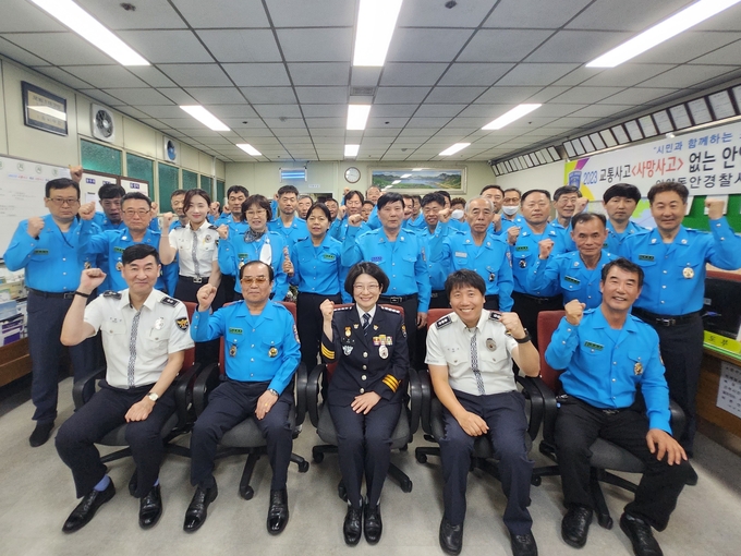 1일 동안모범운전자회를 찾은 구은영 안양동안경찰서장(앞줄 가운데)이 회원들과 기념사진을 찍고 있다. (사진=안양동안경찰서 제공)