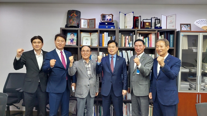 지난달 31일 대한체육회의 ‘국민체육진흥법 개정 추진위원회‘ 위원장인 이원성 경기도체육회장(오른쪽 두번째)이 국회 문화체육관광위원회 소속 김승수 의원(오른쪽 세번째·국민의힘) 등 시·도체육회장들과 함께 기념시진을 찍고 있다. (사진=경기도체육회 제공)