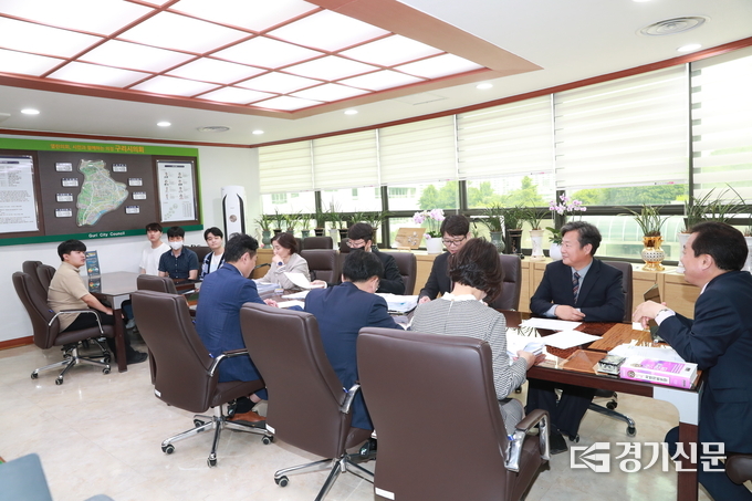 구리시의회는 청년에게 의정활동을 경험하도록 단기인턴십 청년 4명을 선정해고 1일 부터 의정활동 체험 프로그램을 시작했다. 이들은 오는 26일까지 제1차 정례회 기간동안 정례회 관련 자료수집·조사·분석 등 기초적인 의정업무를 지원하게 된다. (사진=구리시의회 제공)