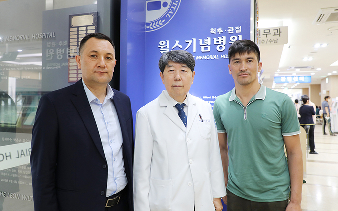 윌스기념병원 이중명 인공관절센터 센터장(가운데)과 우즈베키스탄 의료진. (사진=윌스기념병원 제공)