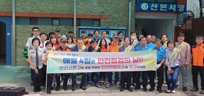 군포소방서 군포시와 합동 전통시장 안전문화운동 캠페인을 펼쳤다. (사진=군포소방서 제공).