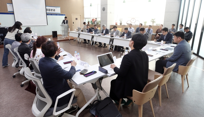 지난 1일 영종국제도시 하늘문화센터에서 열린 글로벌 시민협의회 영종분과에서 참석자들이 의견을 나누고 있다. ( 사진 = 인천경제청 제공 )