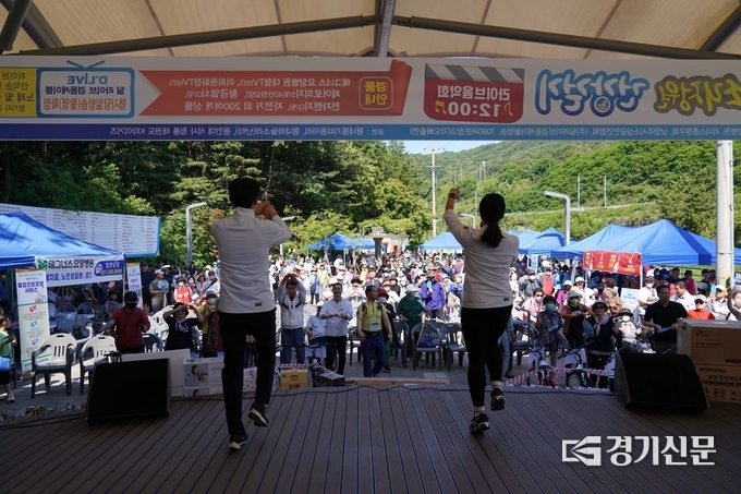 남양주 평내동 주민 2000여 명이 함께 걷기 행사를 벌이면서 소통과 화합의 시간을 가졌다. 이날 행사는 소리정원과 호만1교를 왕복하는 5Km구간을 걸은 데 이어 대회 이후 다양한 경품이 주어졌고 주민화음악회를 열어 참가시민들에게 볼거리와 즐길거리를 제공했다. (사진=남양주시 제공)