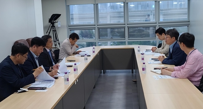 오후석 경기도 행정2부지사가 최근 최우혁 국가균형발전위원회 지방혁신국장을 만나 경기북부 기회발전특구 지정 협조를 요청하고 있다. (사진=경기도 제공)