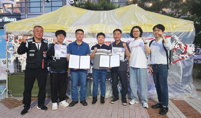 2일 우아한청년들과 민주노총 서비스연맹 배달플랫폼노동조합 관계자들이 단체협상 잠정 합의 후 기념 촬영을 하고 있다. (사진=우아한청년들 제공)