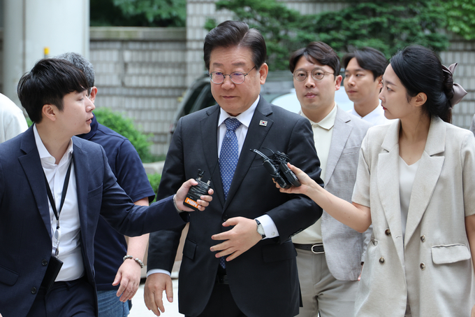  지난 2일 공직선거법 위반 혐의로 기소된 이재명 더불어민주당 대표가 법정에 출석하고 있다. (사진=연합뉴스 제공)