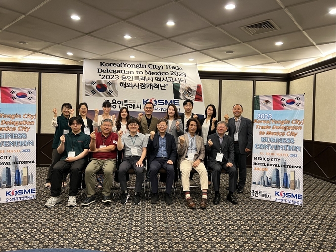 용인특례시 ‘중남미 시장개척단'이 멕시코시티에서 기념촬영을 하고 있다. (사진=용인시 제공)
