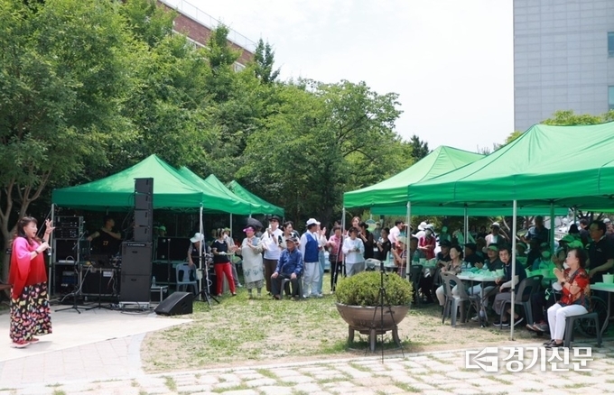 남양주시 진건읍 명덕사는 4일 올해로 23번 째 지역 어르신을 위한 효(孝)사랑 실천 경로잔치를 열고 지역 어르신 450명을 모시고, 한 우 곰탕, 떡, 과일 등 식사 대접하고 선물 전달과 승무와 가수 장미화 공연 등 다양한 볼거리가 제공됐다. (사진=남양주시 제공)