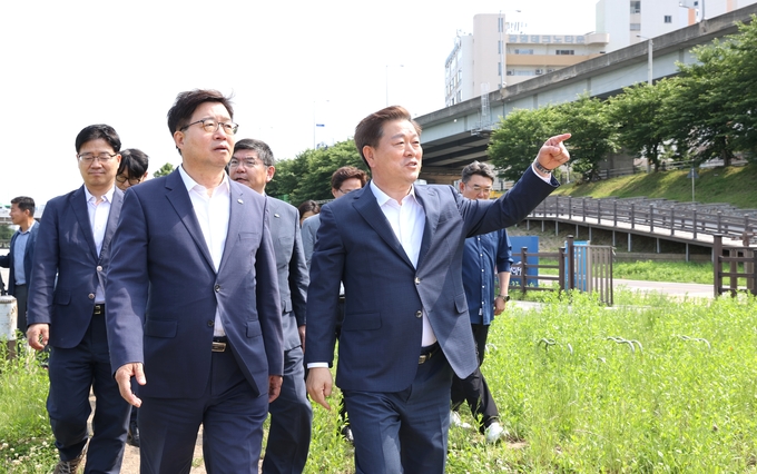 염태영 경기도 경제부지사는 5일 오후 안양천 지방정원 조성 예정지를 방문하고 지방정원 조성을 위해 경기도 차원에서 최대한 행정 지원하겠다고 답했다. (사진=광명시 제공)