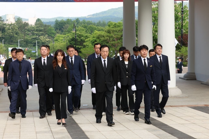  6일 임태희 경기도교육감과 경기도교육청 직원들이 이천호국원 현충탑을 방문했다. (사진=경기도교육청 제공)