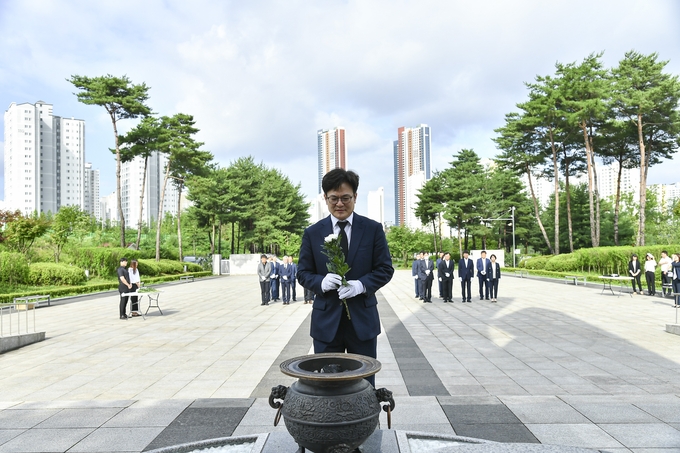  김포시 마산동 현충탑에서 ‘제68회 현충일 추념식’이 개최된 6일 김병수 시장이 헌화하고 있다. 이날 대한민국의 자유와 평화를 위해 목숨 바친 분들을 추모하는 묵념 사이렌이 오전 10시부터 약 1분간 김포시 전역에 울려퍼졌다. (사진=천용남기자)