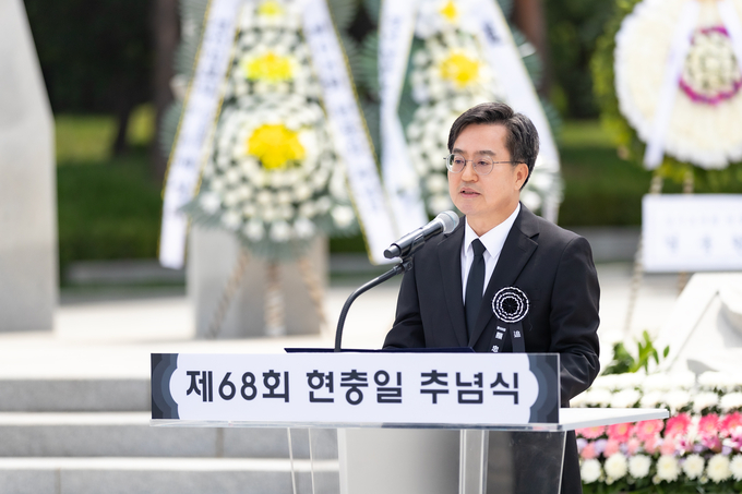 6일 오전 수원 현충탑에서 열린 제68회 현충일 추념식에서 김동연 경기도지사가 추도사를 하고 있다. (사진=경기도 제공)