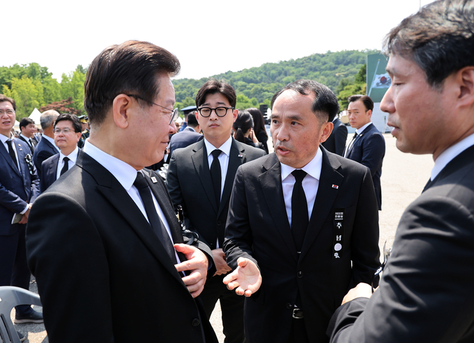 이재명 민주당 대표가 6일 국립서울현충원에서 열린 제68회 현충일 추념식이 끝난 뒤 최원일 천안함장으로부터 항의를 받고 있다. (사진=연합뉴스)