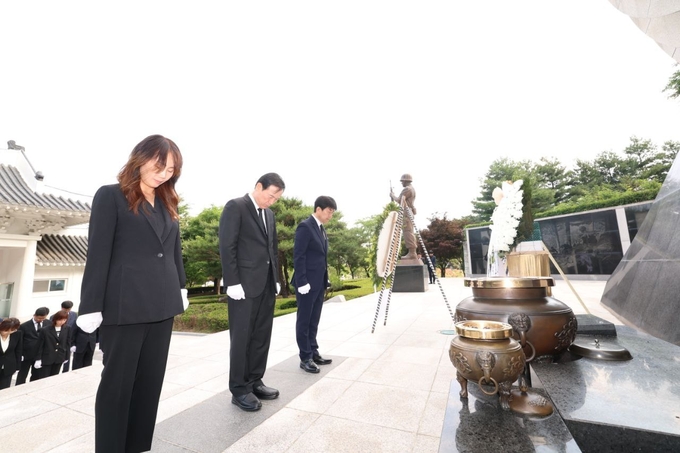 6일 오전 국립이천호국원에서 임태희 경기도교육감과 직원들이 참배를 하고 있다. (사진=경기도교육청 제공)
