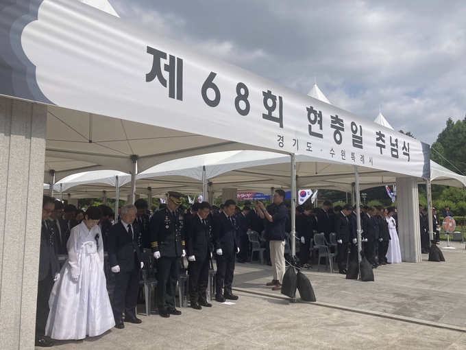 6일 오전 수원시 현충탑에서 열린 현충일 추념식에서 김동연 경기도지사와 이재준 수원시장, 염종현 경기도의회 의장, 김기정 수원시의회 의장 등이 추모 묵념을 하고 있다. (사진=이보현 기자)